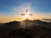 73 Tramonto di fuoco controsole alla croce di vetta della Cornagera (1311 m)